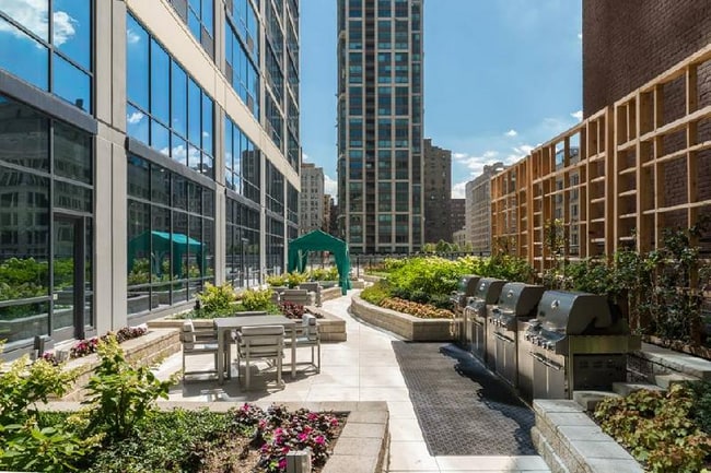 Building Photo - 12 E Lake St