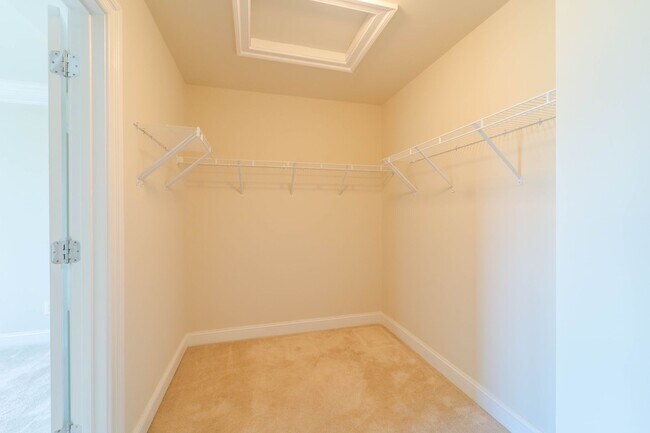 Building Photo - Gorgeous 3 Level Townhome