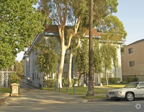 Building Photo - 1522 S St Andrews