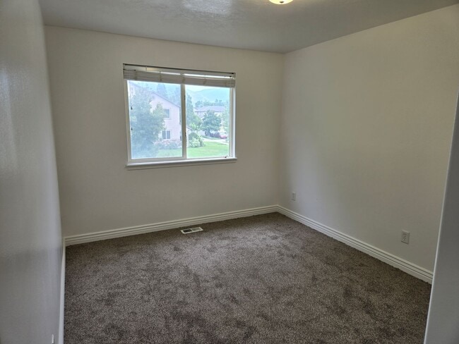 Building Photo - Beautiful 4 Bed, 2.5 Bath Townhome in Prim...