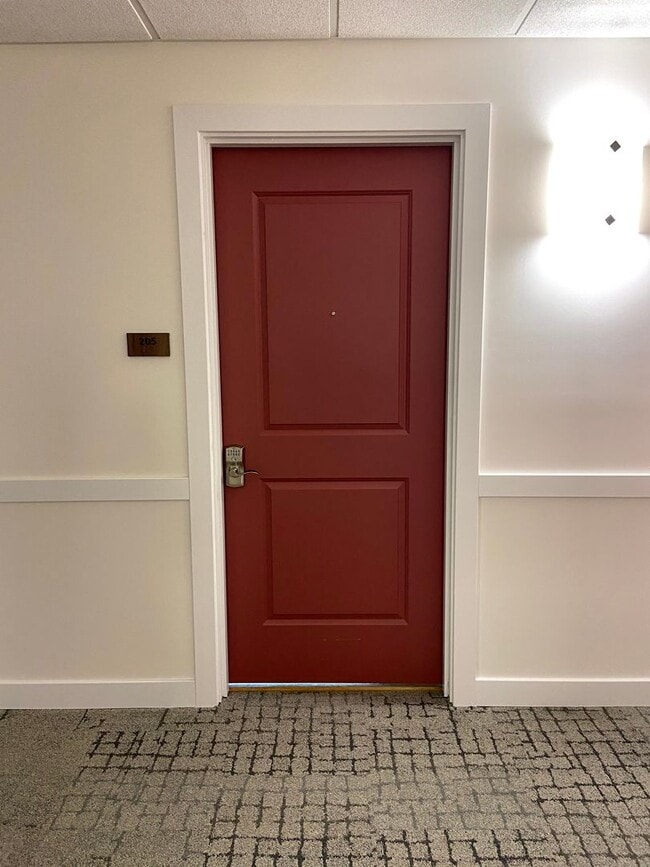 Building Photo - 1 Bedroom just minutes to DH