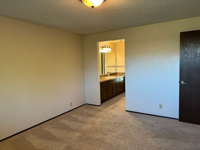 Building Photo - 3 bedroom 2.5 bathroom duplex off Coburg Rd.