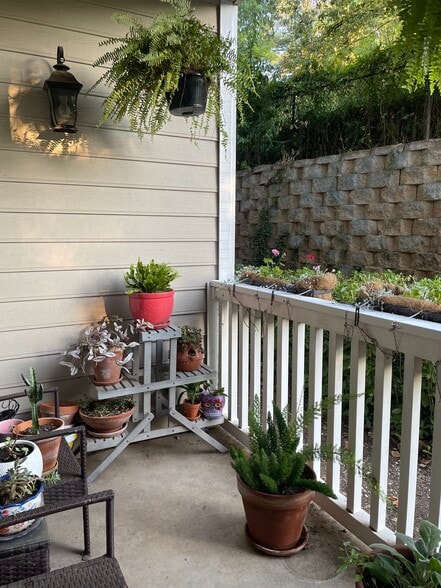 Covered patio - 1250 Parkwood Cir SE