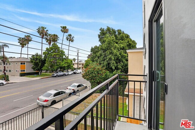 Building Photo - 11446 Oxnard St