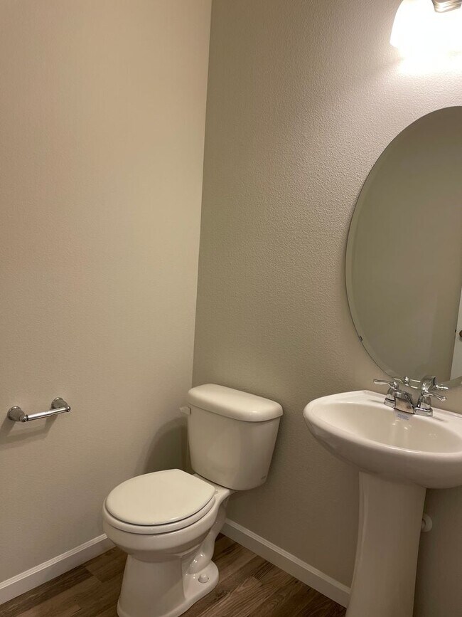 Building Photo - Beautiful 4 Bedroom 2.5 Bath Home Located ...