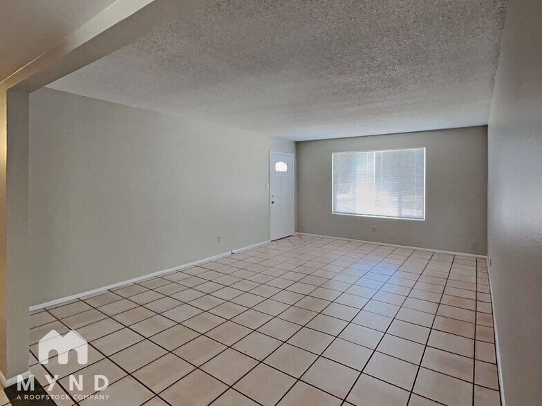 Building Photo - 537 E Laguna Dr