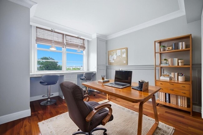 Building Photo - 2901 S Palm Aire Dr