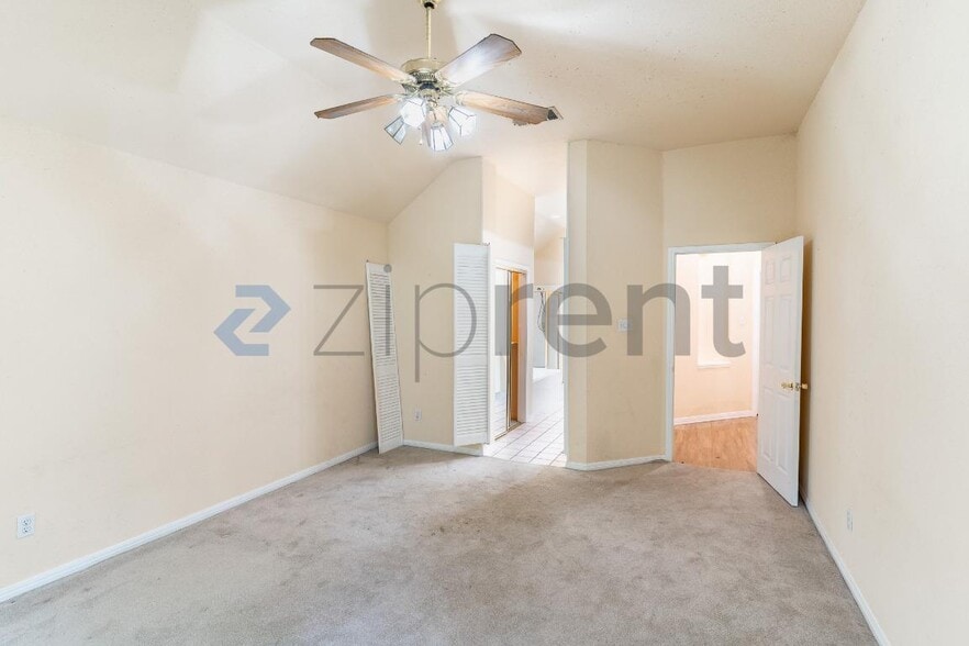 Building Photo - Unit