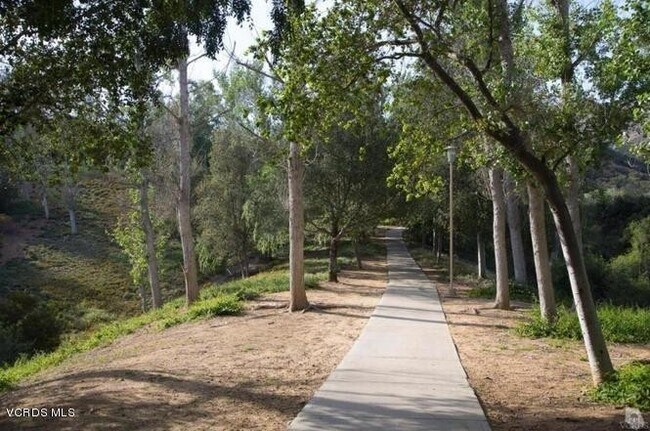 Building Photo - Beautiful 2 Bedroom, 2.5 Bath Townhome in ...