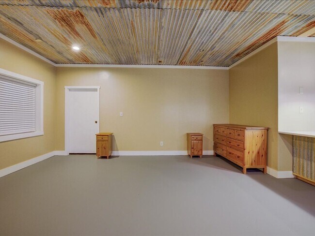 Building Photo - Studio. PROMO $400.OFF FULL MONTHS RENT! . Utilities included!!!