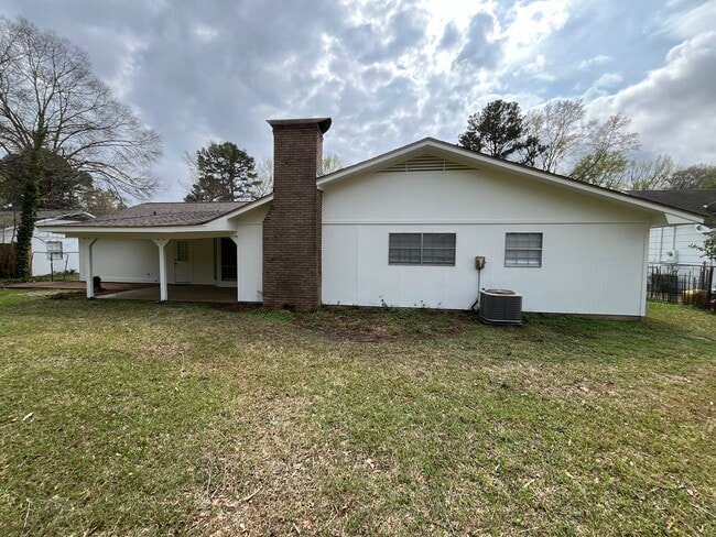 Building Photo - 1375 Riverwood Dr