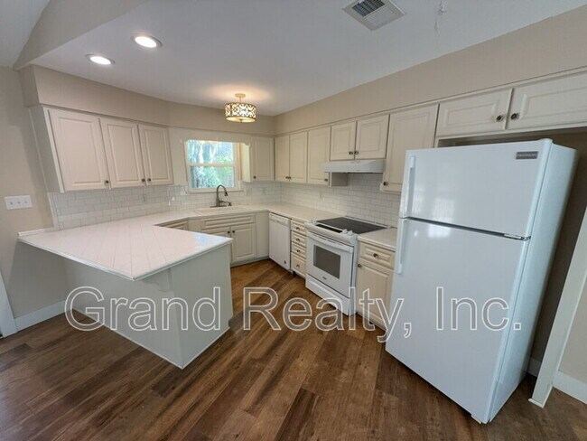 Building Photo - 7401 Bernadette Dr