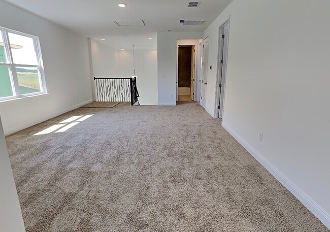 Building Photo - 15709 Vetta Dr