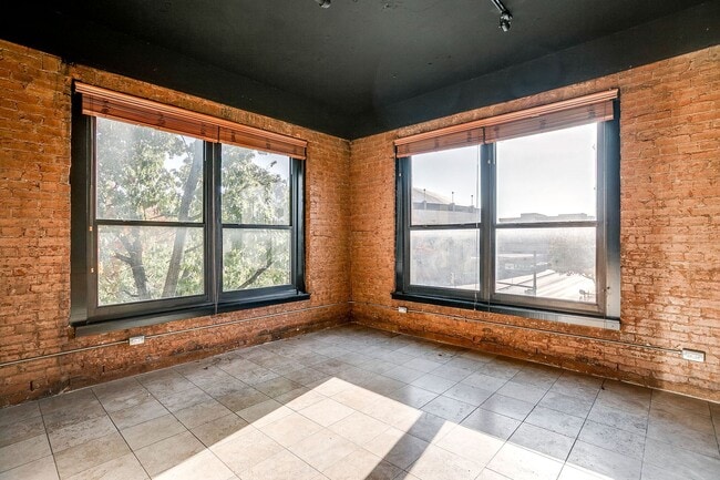 Building Photo - Beautiful 1 Bed- 1 Bath in Houston Place Lofts- Downtown Fort Worth- 76102