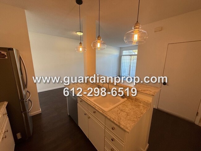 Building Photo - Woodbury Townhouse Available Now, Updated Bath, Open Floor Plan, Loft Area, Fireplace, Attached G...