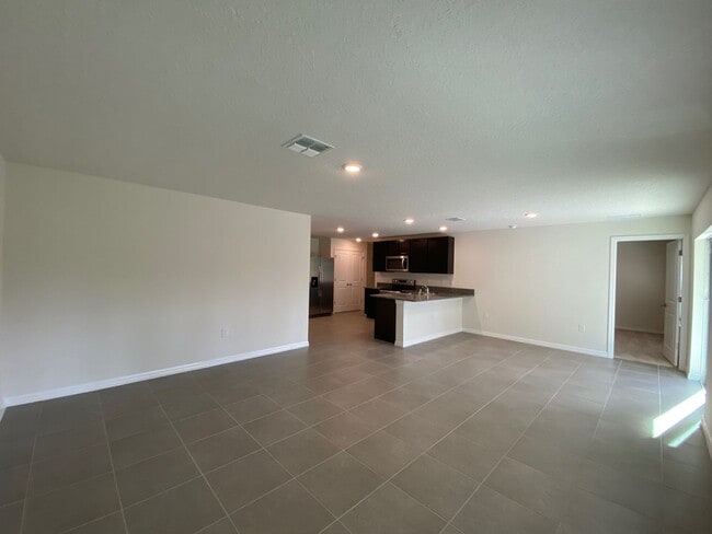 Building Photo - Desirable Lake Diamond Subdivision 3/2/2 **Won't Last**