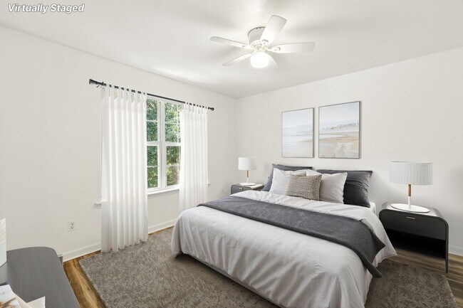 Building Photo - 1905 Honeysuckle Dr