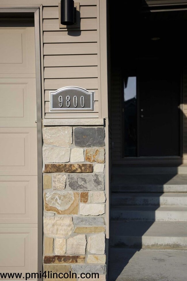 Building Photo - 9800 S 72 St – 5 beds/3 baths/ 3-stall