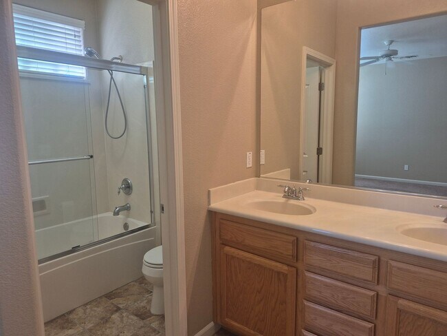 Building Photo - Adorable 3 bedroom 2.5 bath
