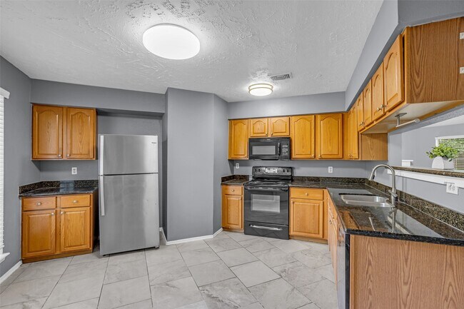 Building Photo - 13915 Old Village Ln