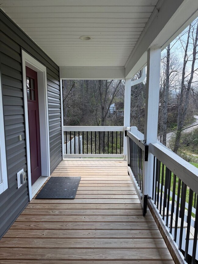 Building Photo - Leicester - Immaculate Three Bedroom with Huge Backyard