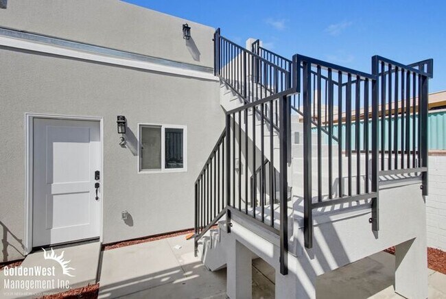 Building Photo - Beautifully Updated 1Bdm 1Ba Apartment with Private Rooftop Deck & Stunning Views!