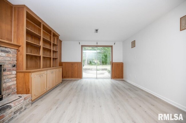 Building Photo - 9019 N Locust Ln