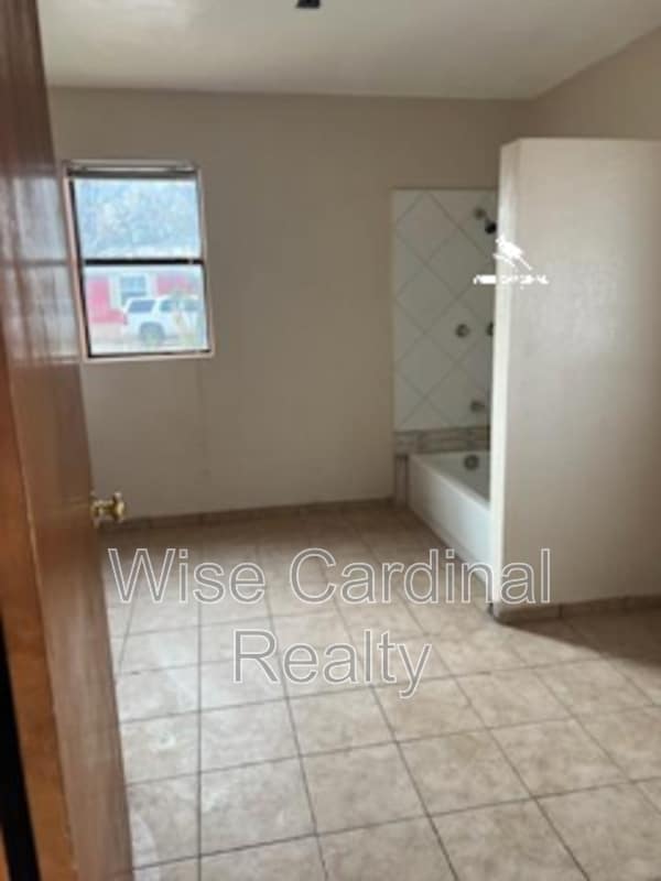 Building Photo - 1017 N Main Ave