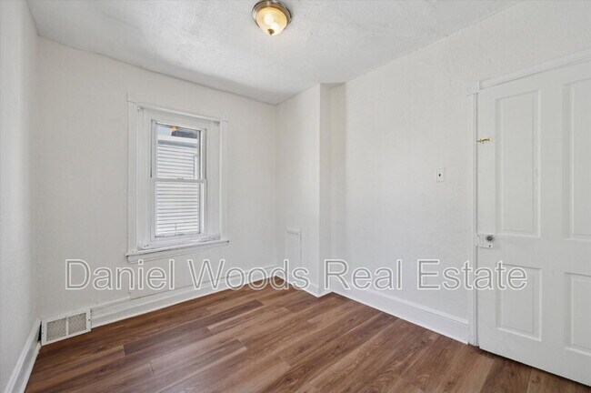 Building Photo - 2708 W 7th St