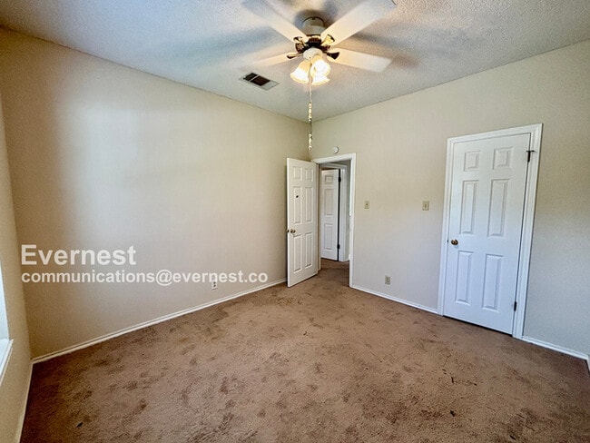 Building Photo - 2303 Mockingbird Dr