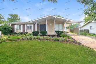 Building Photo - 2584 Shorewood Dr