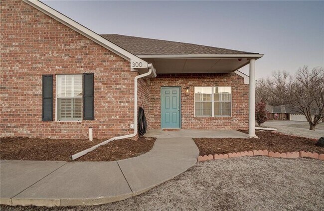 Building Photo - Absolutely Adorable, 2 bed, 2 bath, 2 car ...