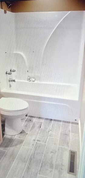 Building Photo - 2102 Kingsbury Rd