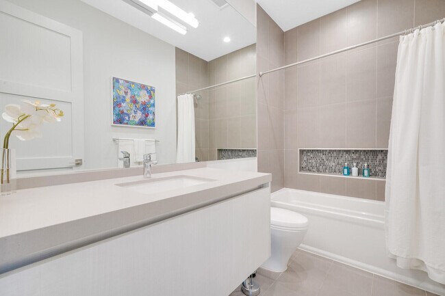 Building Photo - 4011 Bayview Dr