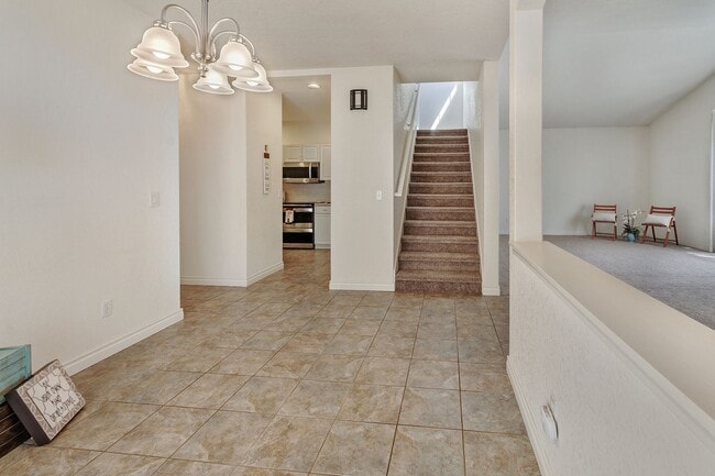 Building Photo - Must see! Spacious 3bd 2bath Ready for Imm...