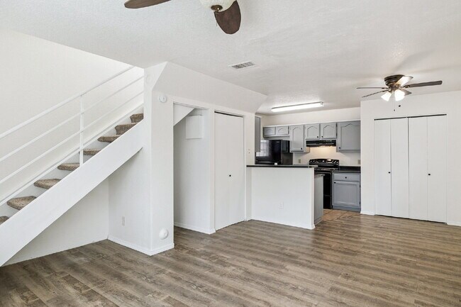 Building Photo - 2BR/1BA Townhome, Broadway & Alma School