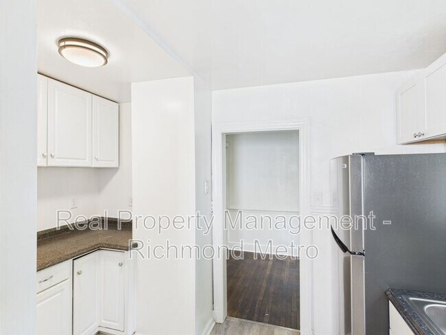 Building Photo - 3905 Larchmont Ln