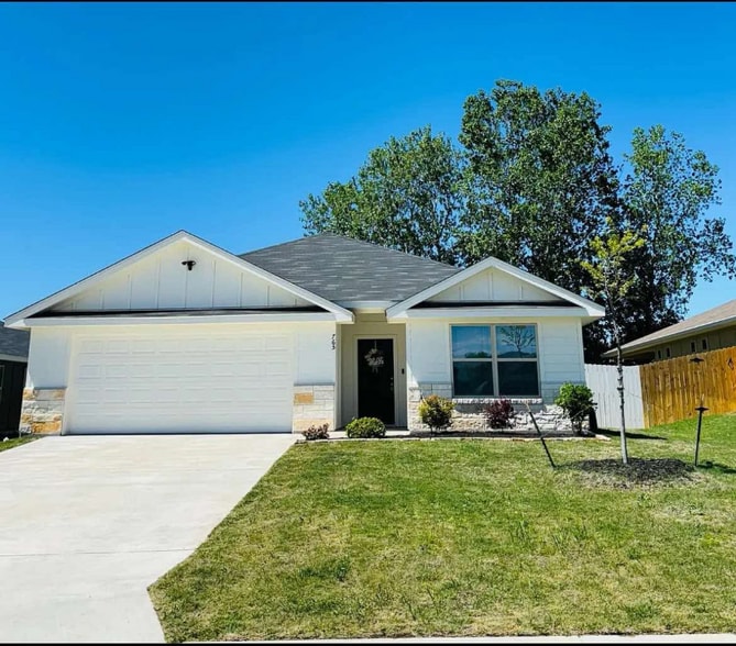 Primary Photo - 765 Freedom Cir