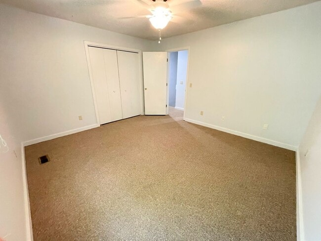 Building Photo - Nice 2br townhome in quiet neighborhood, r...