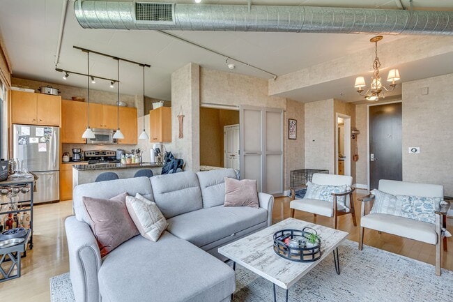 Building Photo - Modern Condo in Old Town Alexandria