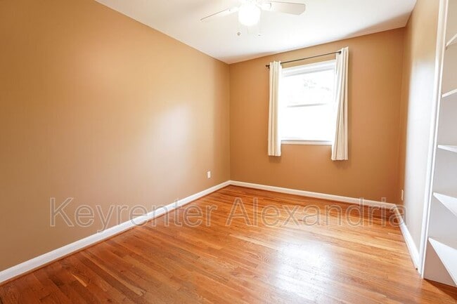 Building Photo - 906 Neal Dr