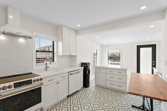 Building Photo - 517 55th St