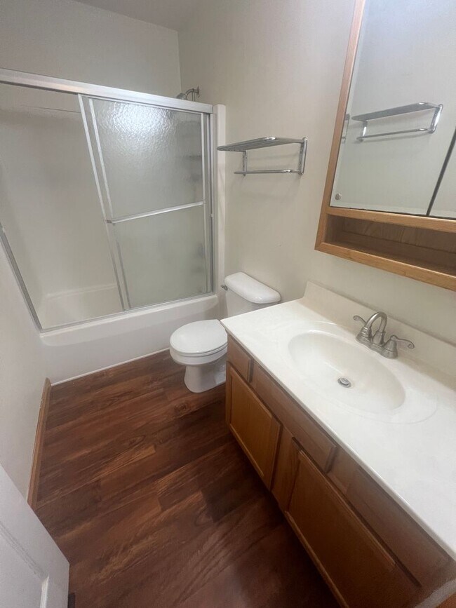 Building Photo - Move in Ready!