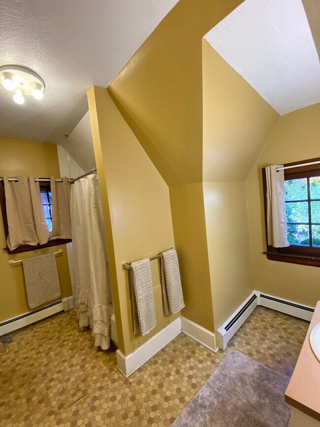 Building Photo - 2632 Wellington Rd