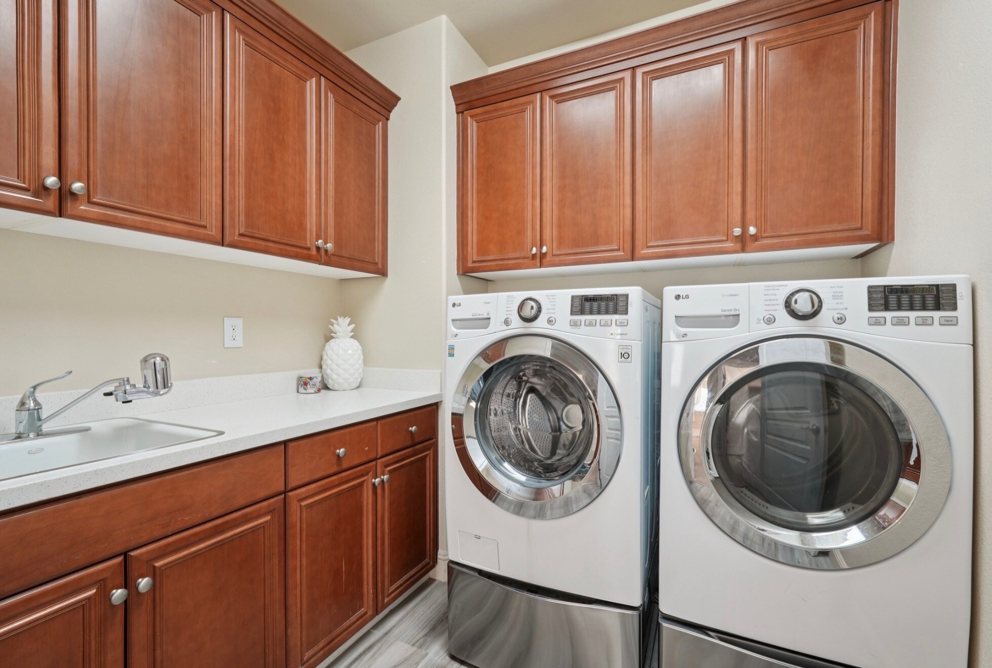 Building Photo - 2070 Katnich Ln