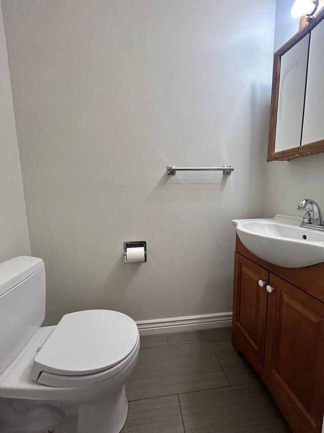 Building Photo - 2-Bed/1.5-Bath Longmont Townhome