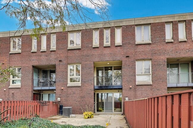 Building Photo - 2803 S Michigan Ave