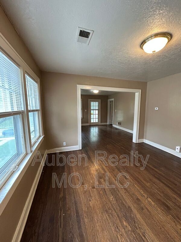 Building Photo - 5405 Harrison St