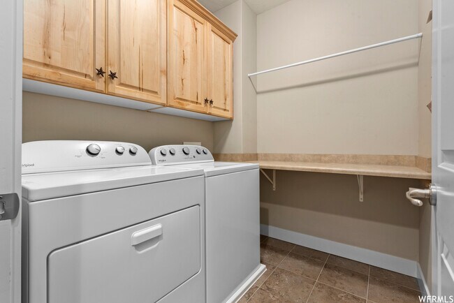 Building Photo - 885 S Crescent Way