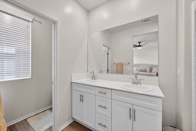 Building Photo - 40379 Melrose Dr